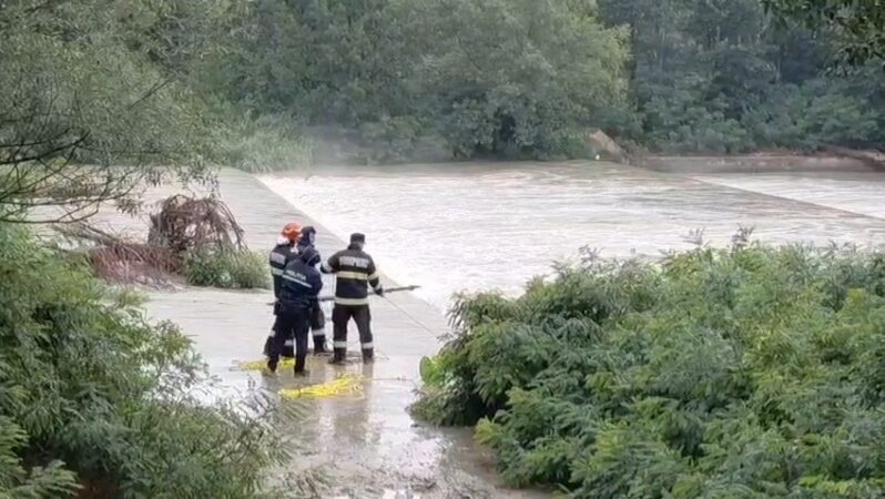 ISU Dâmbovița: Două persoane sunt încă dispărute în râul Argeș, căutările continuă