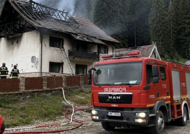 Incendiu la fosta Cabană Lăptici, salvamontiștii dâmbovițeni au intervenit primii, pompierii au lichidat focul