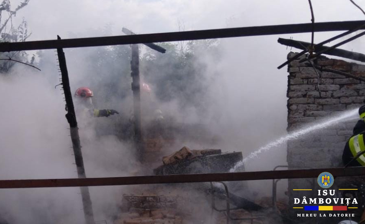 Incendiu puternic la o anexă gospodărească din Cornățelu, pompierii au intervenit cu patru autospeciale