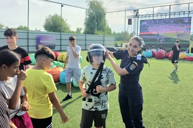Jandarmii, provocați la FIFA! Copiii le-au dat o misiune neașteptată la „Vara Campionilor”