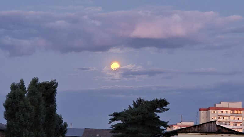 Luna Plină a Cerbului a luminat cerul, un spectacol astronomic admirat și din Târgoviște