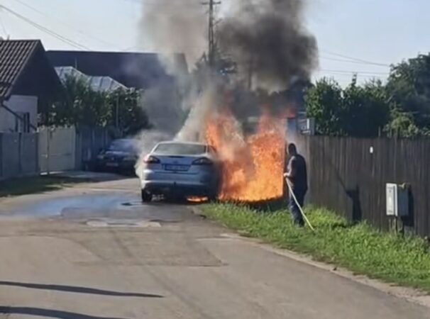 Mașină cuprinsă de flăcări la Dărmănești. Pompierii au intervenit de urgență Mașină cuprinsă de flăcări la Dărmănești. Pompierii au intervenit de urgență