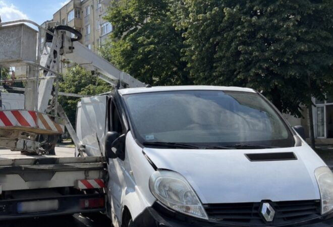 Muncitor rănit după ce o autoutilitară a lovit o nacelă, pe Calea Câmpulung din Târgoviște Muncitor rănit după ce o autoutilitară a lovit o nacelă, pe Calea Câmpulung din Târgoviște