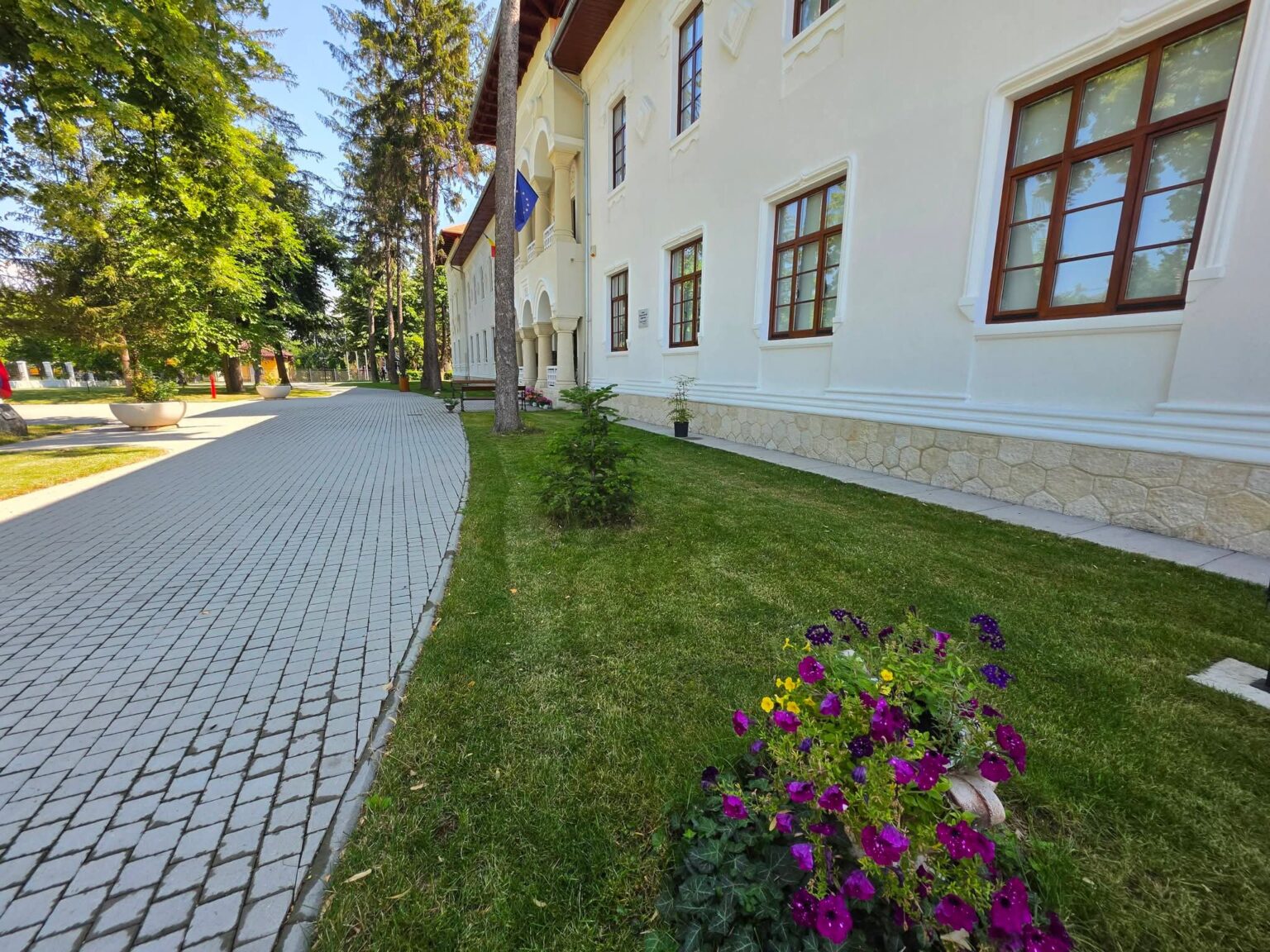Muzeele din Târgoviște, apreciate și pentru spațiile exterioare impecabil întreținute Muzeele din Târgoviște, apreciate și pentru spațiile exterioare impecabil întreținute