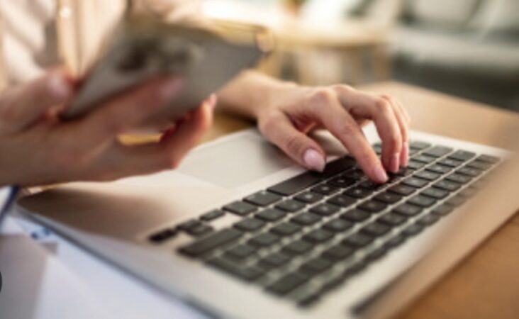 Pacienții vor avea acces online la propriul dosar medical. O nouă lege introduce portalul „e-SănătateaMea” Pacienții vor avea acces online la propriul dosar medical. O nouă lege introduce portalul „e-SănătateaMea” O nouă lege votată în Parlament aduce schimbări importante pentru pacienții din România, prin introducerea portalului digital „e-SănătateaMea”, o platformă care va permite accesul rapid și securizat la informațiile medicale personale. Prin intermediul noului sistem, cetățenii vor putea consulta online istoricul serviciilor medicale de care au beneficiat, documentele medicale emise în sistem, prescripțiile electronice, precum și informații despre medicamentele și dispozitivele medicale utilizate în cadrul tratamentelor. Totodată, platforma va oferi posibilitatea programării la medic printr-un portal electronic unic, reducând timpul pierdut cu formalitățile și numărul deplasărilor la ghișee. Potrivit prevederilor legii, toți furnizorii de servicii medicale aflați în contract cu CNAS vor avea obligația de a utiliza această platformă. Implementarea portalului „e-SănătateaMea” va fi realizată de Casa Națională de Asigurări de Sănătate, care îl va dezvolta, administra și pune la dispoziția persoanelor asigurate începând cu semestrul al doilea al anului 2026. Noua măsură are ca obiectiv simplificarea accesului la informațiile medicale, reducerea birocrației și oferirea unui control mai mare pacienților asupra propriilor date de sănătate.