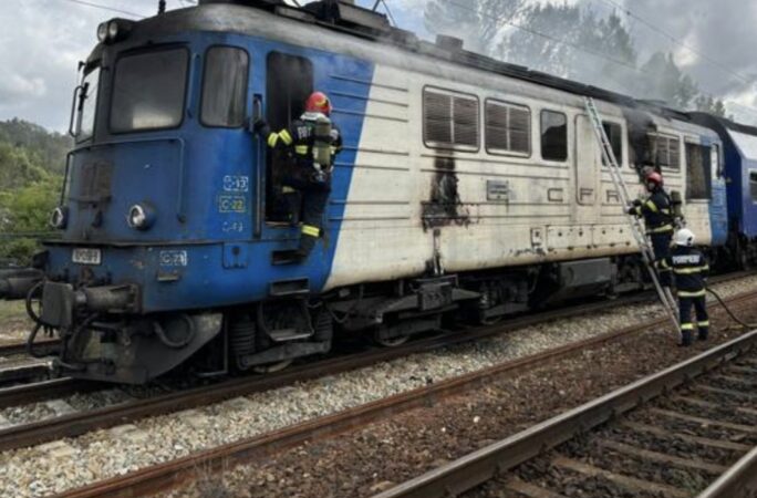 Panică în Titu după ce o locomotivă a fost cuprinsă de flăcări Panică în Titu după ce o locomotivă a fost cuprinsă de flăcări