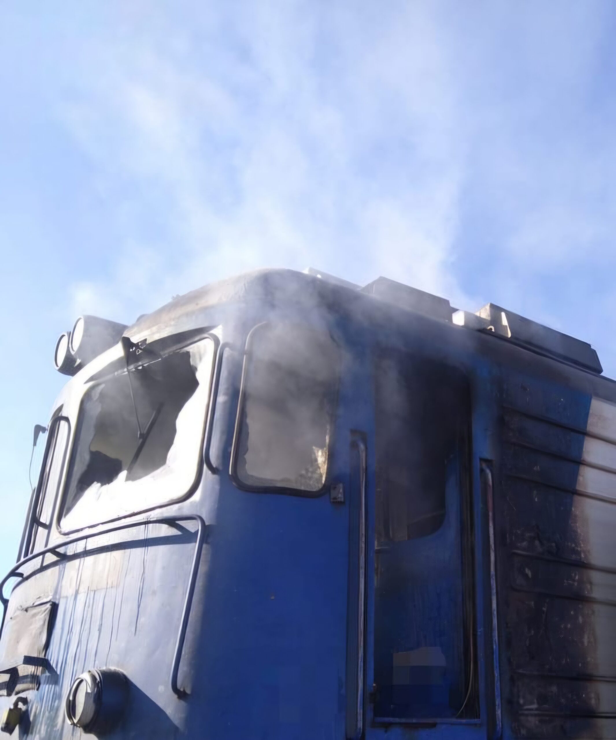 Panică în Titu după ce o locomotivă a fost cuprinsă de flăcări