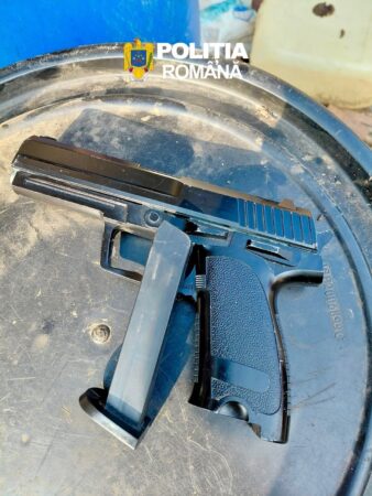 Percheziție în Dâmbovița: pistol descoperit la locuința unui tânăr din Cobia Percheziție în Dâmbovița: pistol descoperit la locuința unui tânăr din Cobia