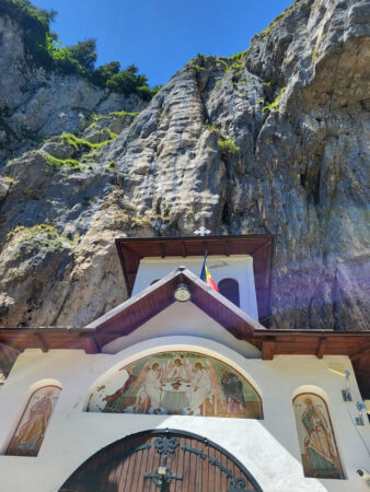 Peștera Ialomiței, destinația perfectă pentru o escapadă în Bucegi