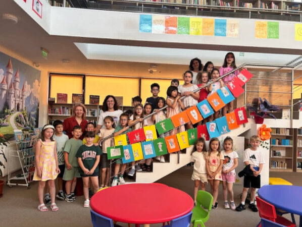 Pippi Șosețica a adus zâmbete și creativitate la Biblioteca Județeană Dâmbovița Pippi Șosețica a adus zâmbete și creativitate la Biblioteca Județeană Dâmbovița