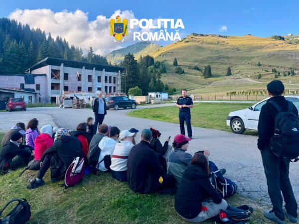 Polițiștii dâmbovițeni, lecții de siguranță pentru participanții din taberele de la Padina și Voinești