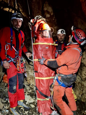 Salvare contra cronometru în adâncuri! Exercițiu spectaculos al Salvamont – Salvaspeo Dâmbovița într-un aven din Bucegi