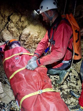 Salvare contra cronometru în adâncuri! Exercițiu spectaculos al Salvamont – Salvaspeo Dâmbovița într-un aven din Bucegi