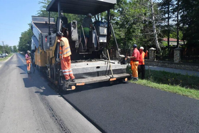 Se lucrează la asfaltarea DJ 711, drumul dintre Ghergani și Colacu Se lucrează la asfaltarea DJ 711, drumul dintre Ghergani și Colacu