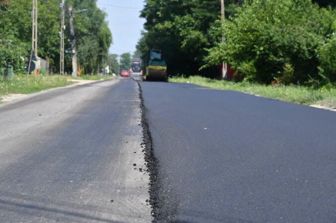 Se lucrează la asfaltarea DJ 711, drumul dintre Ghergani și Colacu