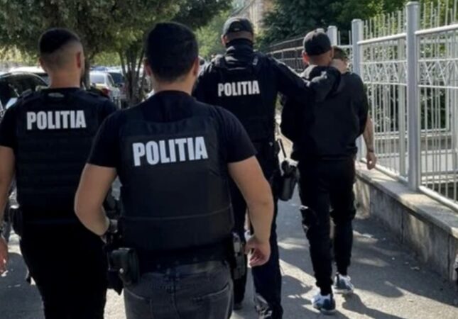 Tânăr de 23 de ani, arestat preventiv pentru proxenetism. Ar fi exploatat o tânără și și-ar fi însușit toți banii obținuți Tânăr de 23 de ani, arestat preventiv pentru proxenetism. Ar fi exploatat o tânără și și-ar fi însușit toți banii obținuți