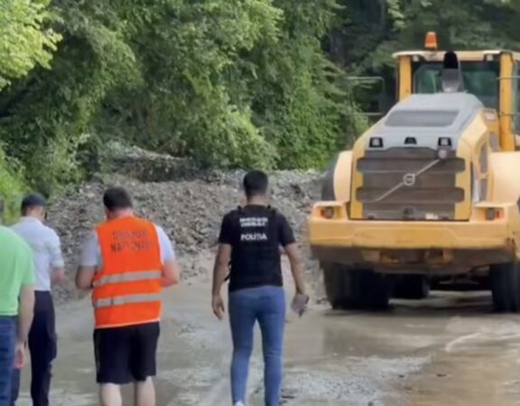 Trafic blocat pe DN 71, în zona Moroeni, după viiturile provocate de ploile torențiale Trafic blocat pe DN 71, în zona Moroeni, după viiturile provocate de ploile torențiale