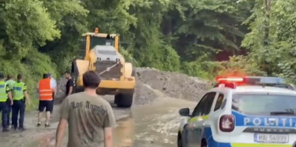 Trafic blocat pe DN 71, în zona Moroeni, după viiturile provocate de ploile torențiale