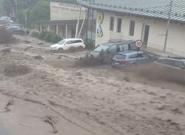URGIA NATURII ÎN PRAHOVA! DN1, TRANSFORMAT ÎNTR-UN RÂU. COD ROȘU ÎN BUCUREȘTI