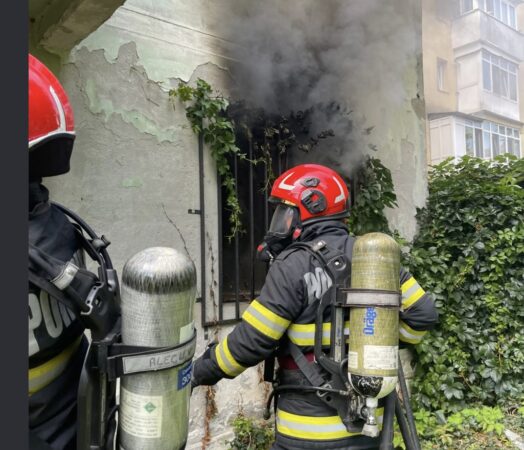 ALERTĂ ÎN TÂRGOVIȘTE! INCENDIU ÎN BUCĂTĂRIA UNUI APARTAMENT, 15 LOCATARI EVACUAȚI
