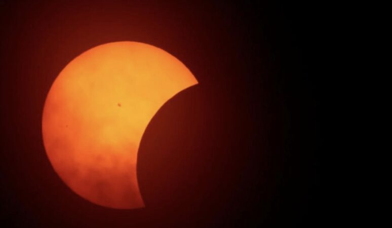 August spectaculos pentru iubitorii cerului: eclipsă de Soare, Perseide și eclipsă de Lună August spectaculos pentru iubitorii cerului: eclipsă de Soare, Perseide și eclipsă de Lună