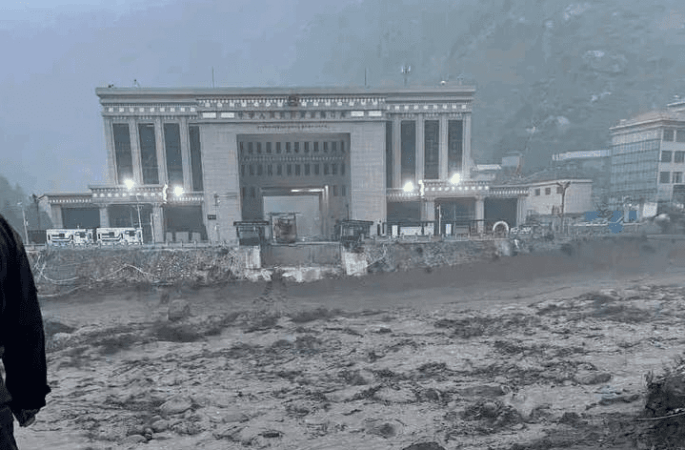 DEZASTRU LA GRANIȚA NEPAL–CHINA: 95 DE MORȚI ȘI SUTE DE DISPĂRUȚI DUPĂ O VIITURĂ DEVASTATOARE DEZASTRU LA GRANIȚA NEPAL–CHINA: 95 DE MORȚI ȘI SUTE DE DISPĂRUȚI DUPĂ O VIITURĂ DEVASTATOARE