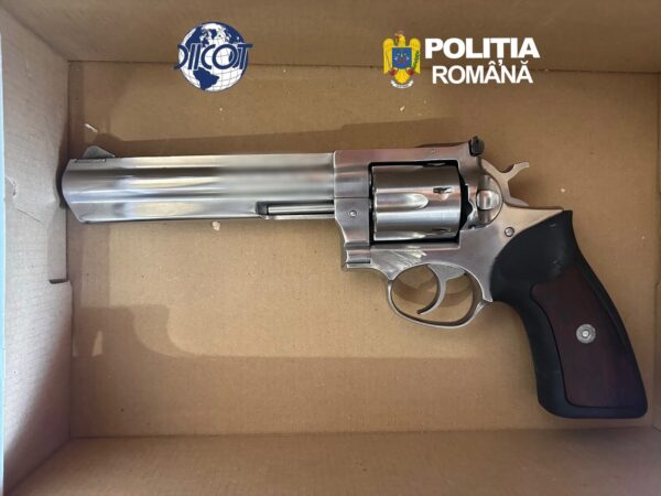 DROGURI, REVOLVER ȘI 21 DE CARTUȘE! TÂNĂR DE 22 DE ANI, ARESTAT ÎN DÂMBOVIȚA DROGURI, REVOLVER ȘI 21 DE CARTUȘE! TÂNĂR DE 22 DE ANI, ARESTAT ÎN DÂMBOVIȚA
