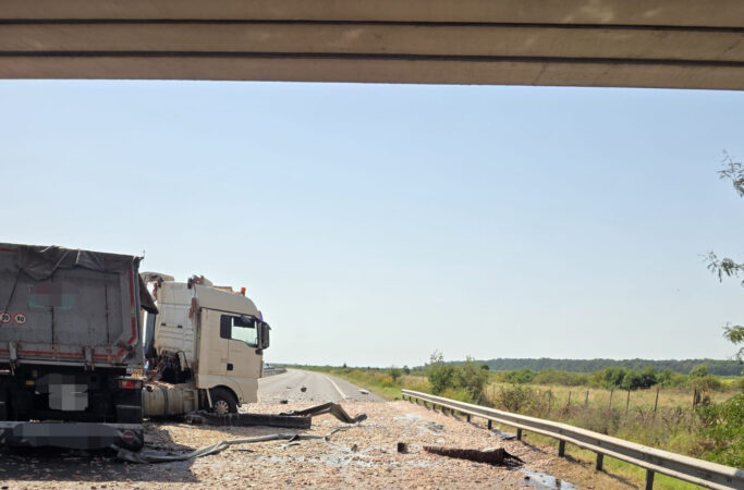 Haos pe A1, în Dâmbovița! TIR cu carne de pui, izbit de un picior de pod. Traficul a fost blocat Haos pe A1, în Dâmbovița! TIR cu carne de pui, izbit de un picior de pod. Traficul a fost blocat