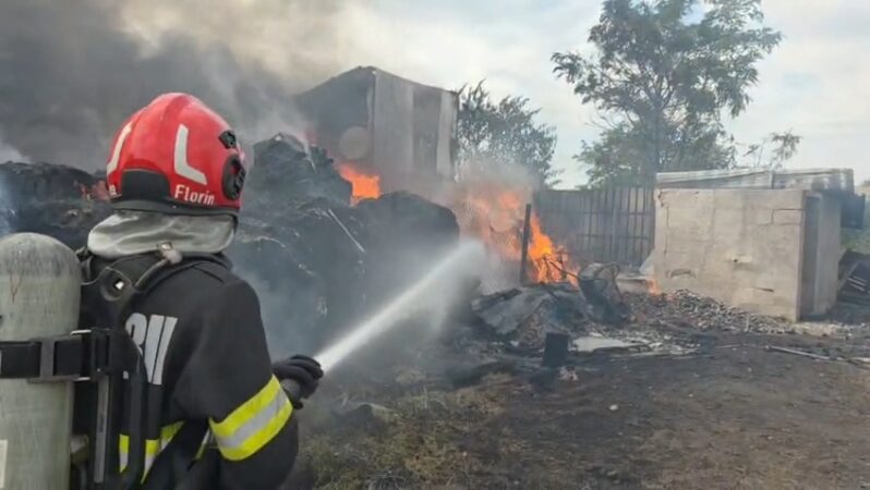 INCENDIU DEVASTATOR LA GĂEȘTI! CHERESTEA ȘI CARTON, FĂCUTE SCRUM. TREI OAMENI AU FOST RĂNIȚI!