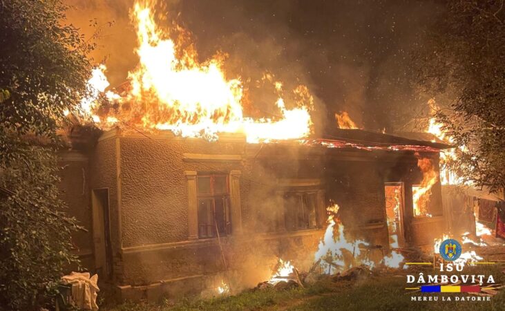Incendiu puternic la o casă din Ulmi. Locuința și o anexă gospodărească, cuprinse de flăcări Incendiu puternic la o casă din Ulmi. Locuința și o anexă gospodărească, cuprinse de flăcări