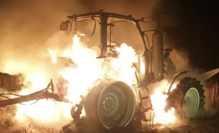 Incendiu violent la un tractor, în toiul nopții, la Pietrari Incendiu violent la un tractor, în toiul nopții, la Pietrari