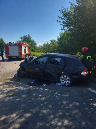 Mașină izbită de un copac pe DN 72, la Dărmănești
