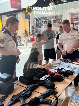 Polițiștii dâmbovițeni, activitate preventivă pentru copii și tineri la Dâmbovița Mall