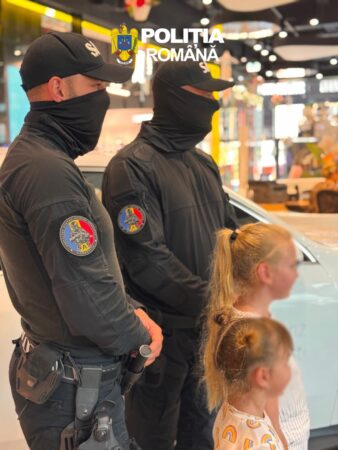 Polițiștii dâmbovițeni, activitate preventivă pentru copii și tineri la Dâmbovița Mall