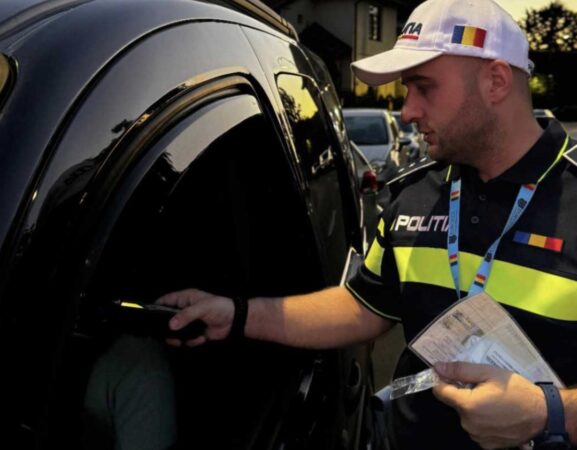 RAZIE PE ȘOSELELE DIN TITU! POLIȚIȘTII AU ÎMPĂRȚIT AMENZI DE PESTE 75.000 DE LEI ȘI AU LĂSAT 10 ȘOFERI FĂRĂ PERMIS RAZIE PE ȘOSELELE DIN TITU! POLIȚIȘTII AU ÎMPĂRȚIT AMENZI DE PESTE 75.000 DE LEI ȘI AU LĂSAT 10 ȘOFERI FĂRĂ PERMIS