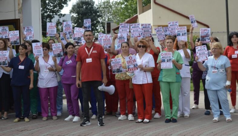 SĂNĂTATEA VORBEȘTE CU O SINGURĂ VOCE! Sindicatele pun presiune pe Guvern și Parlament pentru noua salarizare din sistemul medical SĂNĂTATEA VORBEȘTE CU O SINGURĂ VOCE! Sindicatele pun presiune pe Guvern și Parlament pentru noua salarizare din sistemul medical