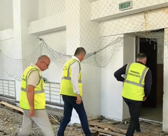 Sala de sport a Școlii „Smaranda Gheorghiu” din Târgoviște, în plin proces de reabilitare. Lucrările vor fi gata până la începutul anului școlar