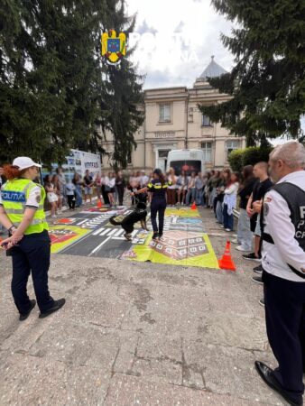 Tinerii din Republica Moldova, lecție de siguranță alături de polițiștii dâmbovițeni, în Tabăra Căprioara Tinerii din Republica Moldova, lecție de siguranță alături de polițiștii dâmbovițeni, în Tabăra Căprioara