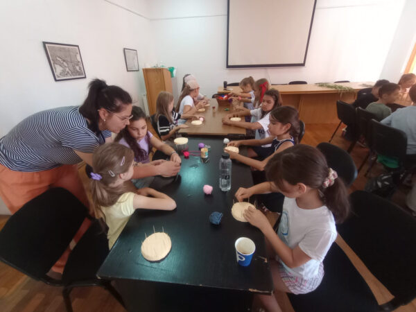 VACANȚĂ CU ISTORIE LA CURTEA DOMNEASCĂ! Copiii descoperă trecutul prin joc, creativitate și experiențe practice VACANȚĂ CU ISTORIE LA CURTEA DOMNEASCĂ! Copiii descoperă trecutul prin joc, creativitate și experiențe practice