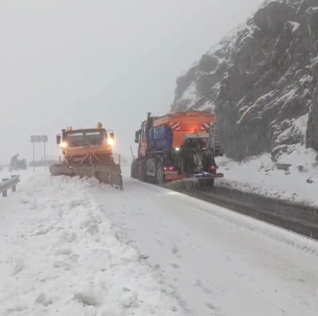 ATENȚIE, ȘOFERI! A NINS LA MUNTE! CAUCIUCURILE DE IARNĂ, OBLIGATORII PE ZĂPADĂ, GHEAȚĂ SAU POLEI ATENȚIE, ȘOFERI! A NINS LA MUNTE! CAUCIUCURILE DE IARNĂ, OBLIGATORII PE ZĂPADĂ, GHEAȚĂ SAU POLEI
