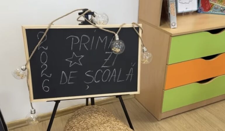Astăzi sună clopoțelul în școlile din județul Dâmbovița! Un nou început pentru mii de elevi Astăzi sună clopoțelul în școlile din județul Dâmbovița! Un nou început pentru mii de elevi