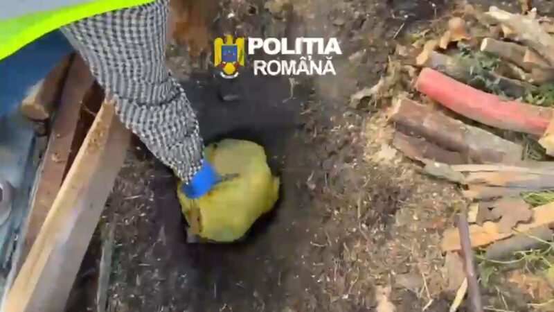  BANI ÎNGROPAȚI ÎN CURTE! DESCINDERI ÎNTR-UN DOSAR DE CAMĂTĂ, 191.500 DE LEI, GĂSIȚI DE POLIȚIȘTI
