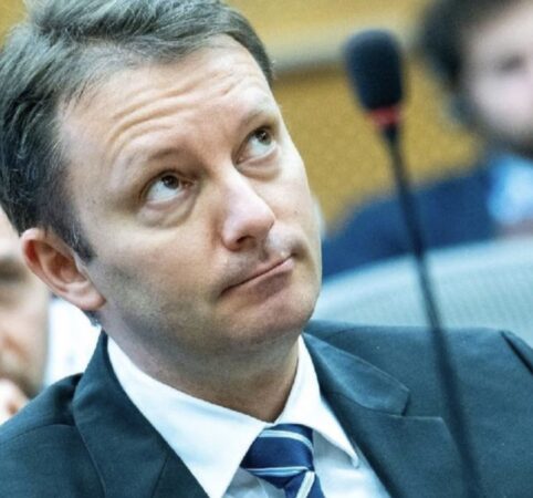CRIZA POLITICĂ ESCALADEAZĂ! Mureșan, premier desemnat. Dacă Parlamentul spune NU, ANTICIPATELE INTRĂ ÎN SCENĂ CRIZA POLITICĂ ESCALADEAZĂ! Mureșan, premier desemnat. Dacă Parlamentul spune NU, ANTICIPATELE INTRĂ ÎN SCENĂ