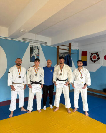 CSU Târgoviște, patru medalii la Turneul Internațional de Judo de la Sibiu. Aur, argint și două bronzuri pentru sportivii dâmbovițeni CSU Târgoviște, patru medalii la Turneul Internațional de Judo de la Sibiu. Aur, argint și două bronzuri pentru sportivii dâmbovițeni
