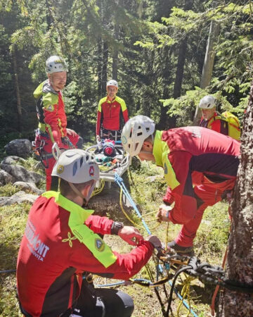 Cinci salvatori montani din Dâmbovița, reatestați pentru următorii 3 ani Cinci salvatori montani din Dâmbovița, reatestați pentru următorii 3 ani