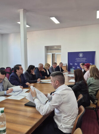 Comisia de Dialog Social, la Prefectura Dâmbovița. Asistența medicală din școli, transporturile de lemne și problemele semnalate de sindicate, pe agenda discuțiilor