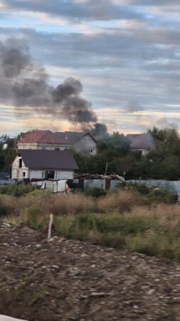 Fum gros și miros greu la Bălteni. Cine verifică ce se întâmplă?