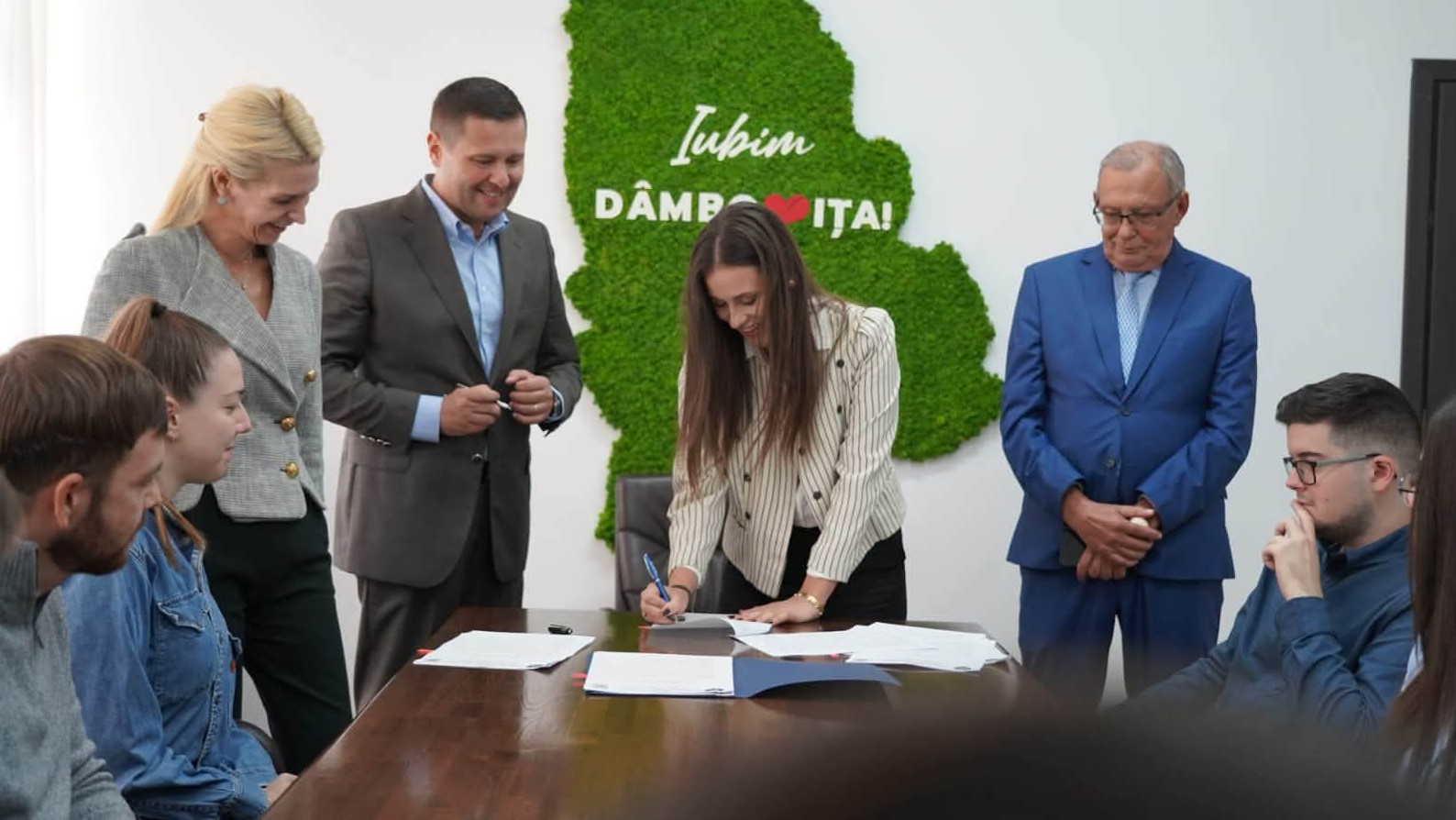 INTERNSHIP 2026: NOUĂ TINERI AU SEMNAT CONTRACTELE ȘI INTRĂ ÎN ECHIPA CONSILIULUI JUDEȚEAN DÂMBOVIȚA