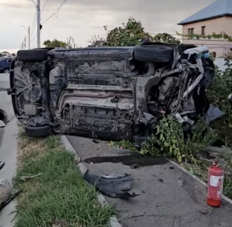 Impact violent la Lazuri! Autoturism răsturnat după ce a lovit un podeț
