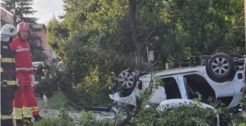 PERICOL DE EXPLOZIE LA RĂZVAD! Mașină proiectată într-o conductă de gaze, după ce șoferul a pierdut controlul
